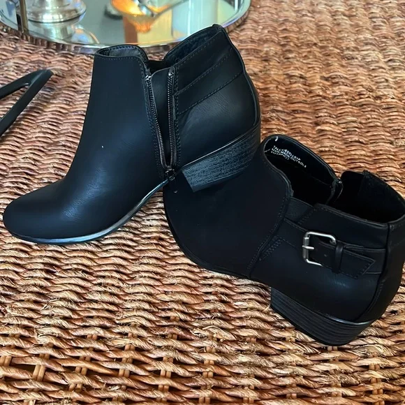 Spirit anklet boots size 8, medium. - Picture 2 of 6